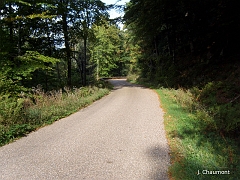 La route est sinueuse et pas très large